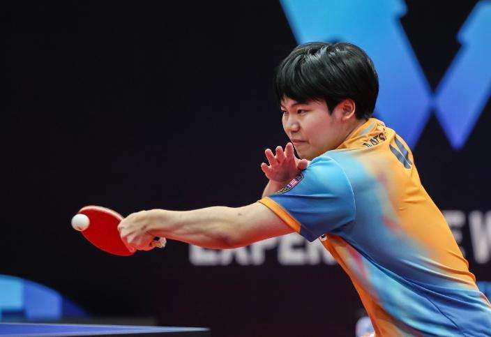  南城雷霆队鏖战齐鲁金雕队，摩托车赛公开赛火力全开，转换速度占优。快速转换撕裂防线