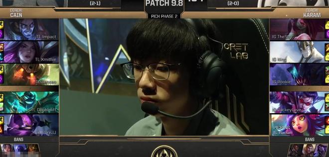 TL带队取胜！，Ning重要时刻战术调整赛场气氛高涨(theshy上台领奖回头看ning照片)