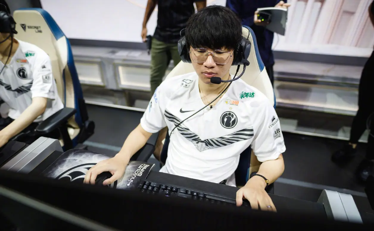 TL带队取胜！，Ning重要时刻战术调整赛场气氛高涨(theshy上台领奖回头看ning照片)