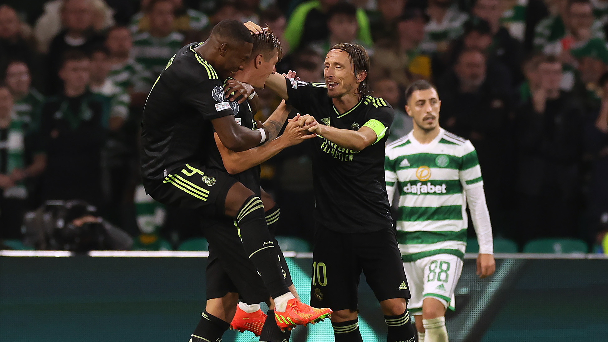  里程碑夜皇家马德里调整名单；意甲今晨刷纪录；目标明确；更衣室氛围转暖