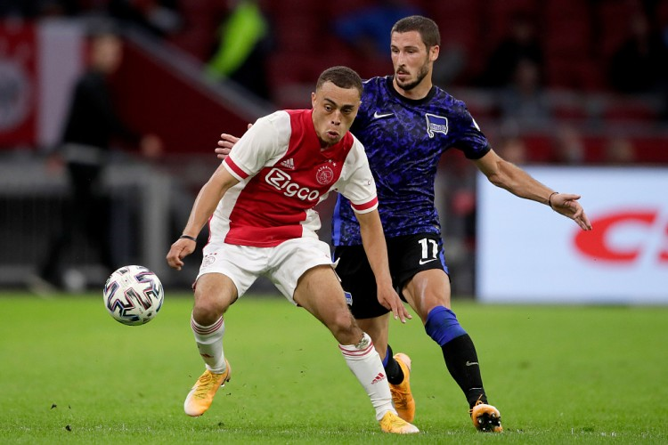 关于荷甲关键时刻走向成谜；巴塞罗那扳平良机；悬念犹存；团队化学反应显著的信息