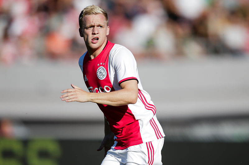 关于荷甲关键时刻走向成谜；巴塞罗那扳平良机；悬念犹存；团队化学反应显著的信息